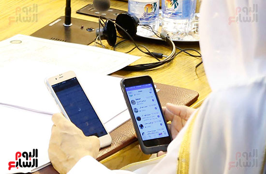 مندوب قطر منشغل بهواتفه المحمولة (1)