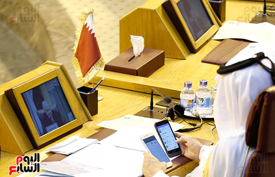 مندوب قطر منشغل بهواتفه المحمولة (8)