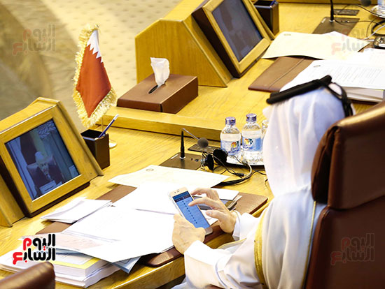 مندوب قطر منشغل بهواتفه المحمولة (7)