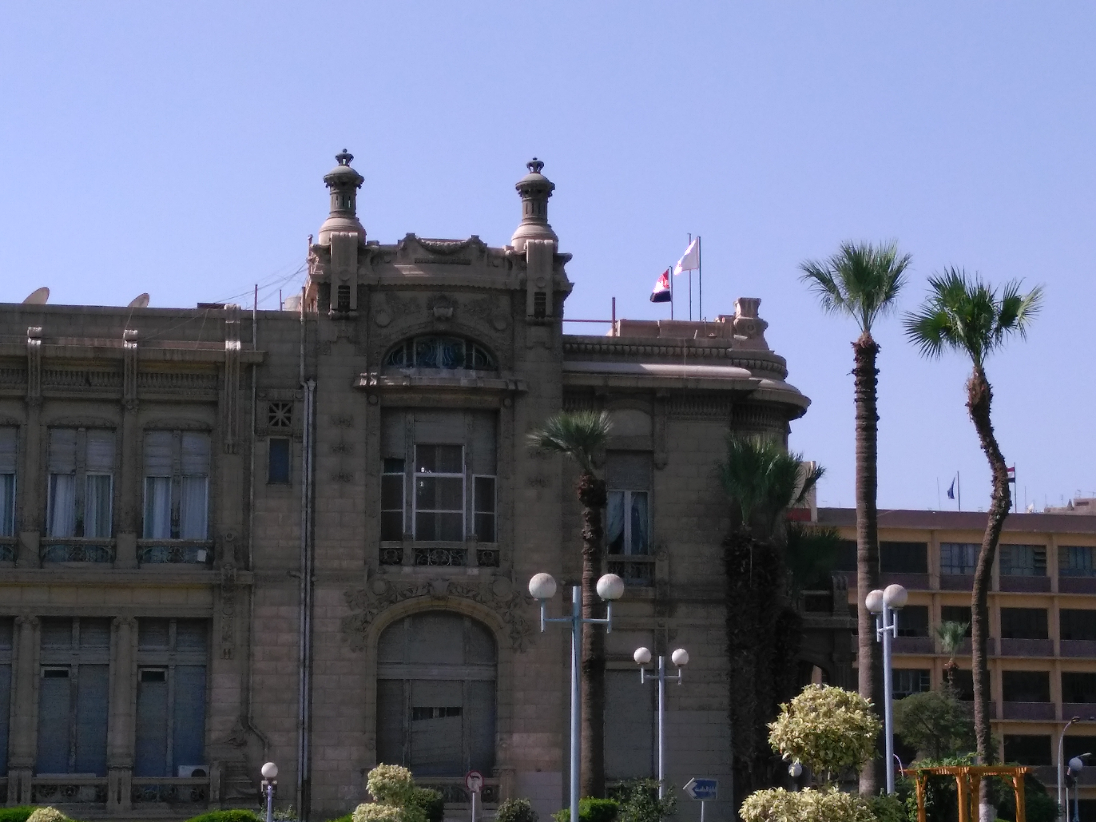 أعلام مصر تزين المبنى الإدارى لجامعة عين شمس