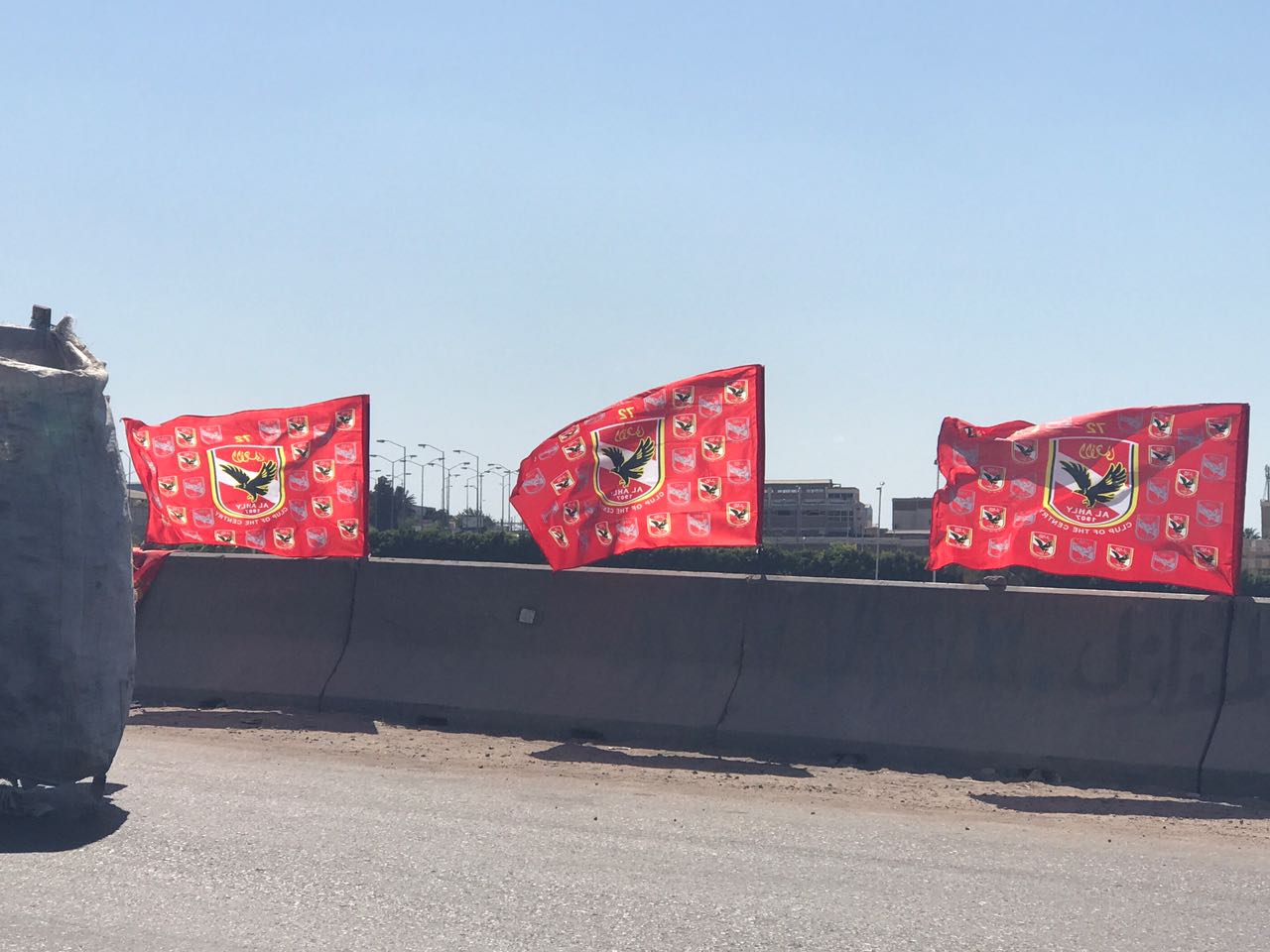 اعلام الاهلى تزين الطريق الي برج العرب