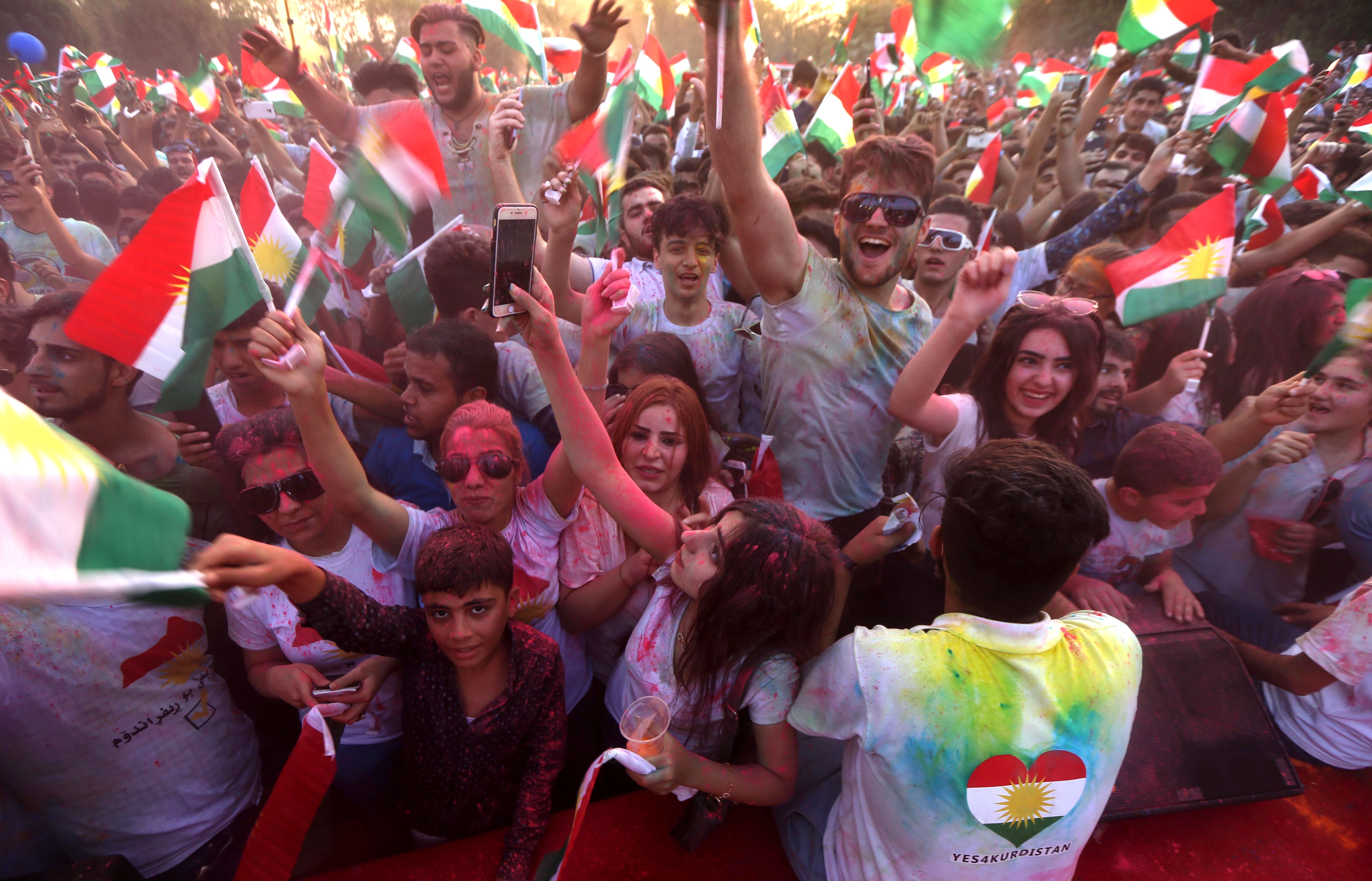 رفع الأعلام الكردية