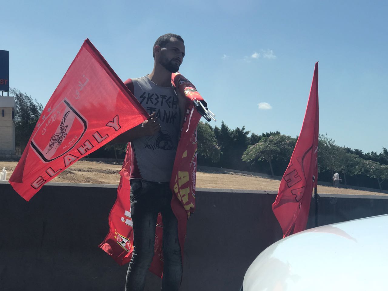 بائع اعلام الاهلي فى =الطريق الي برج العرب