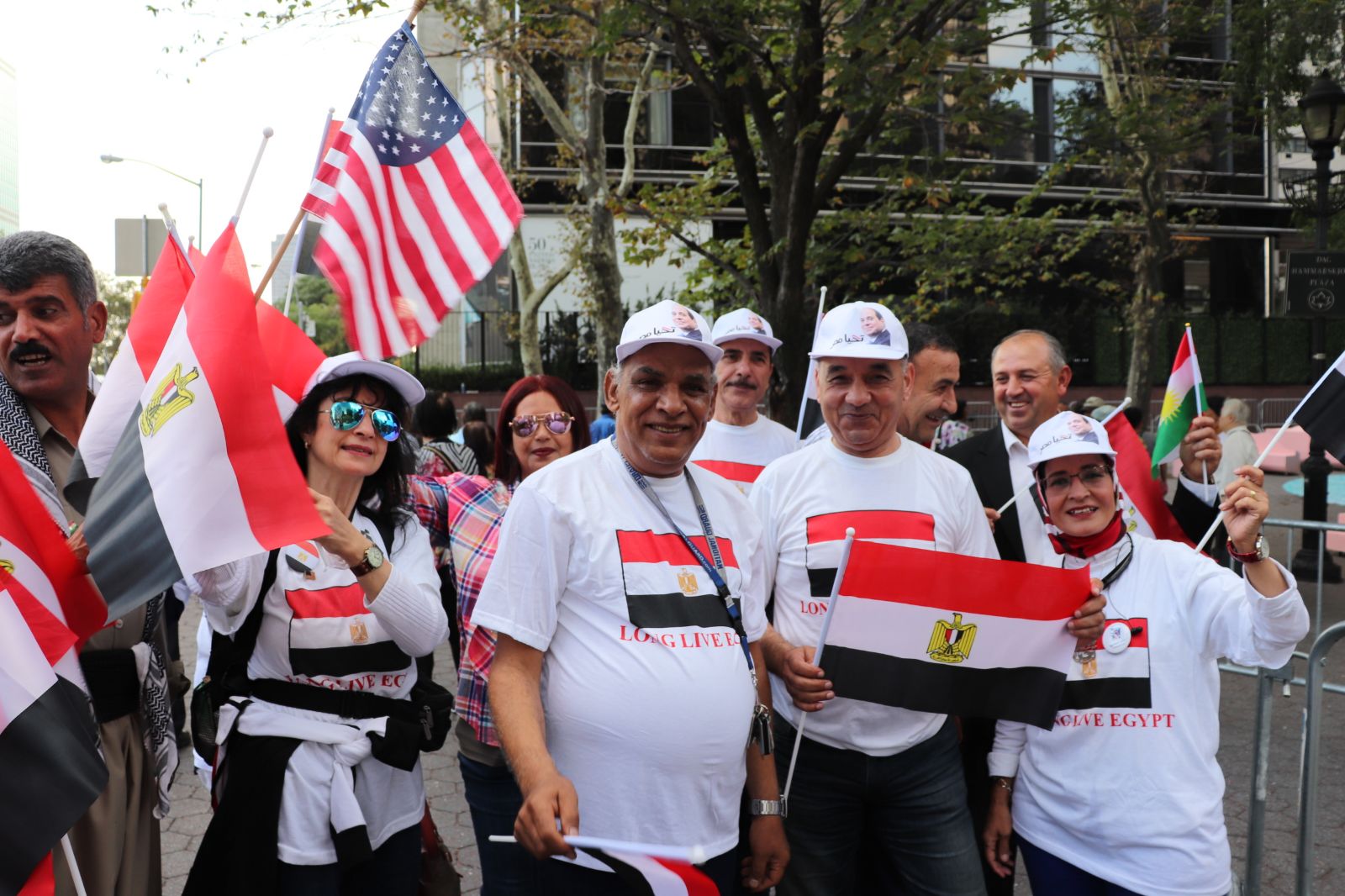 المصريون المشاركون فى استقبال الرئيس