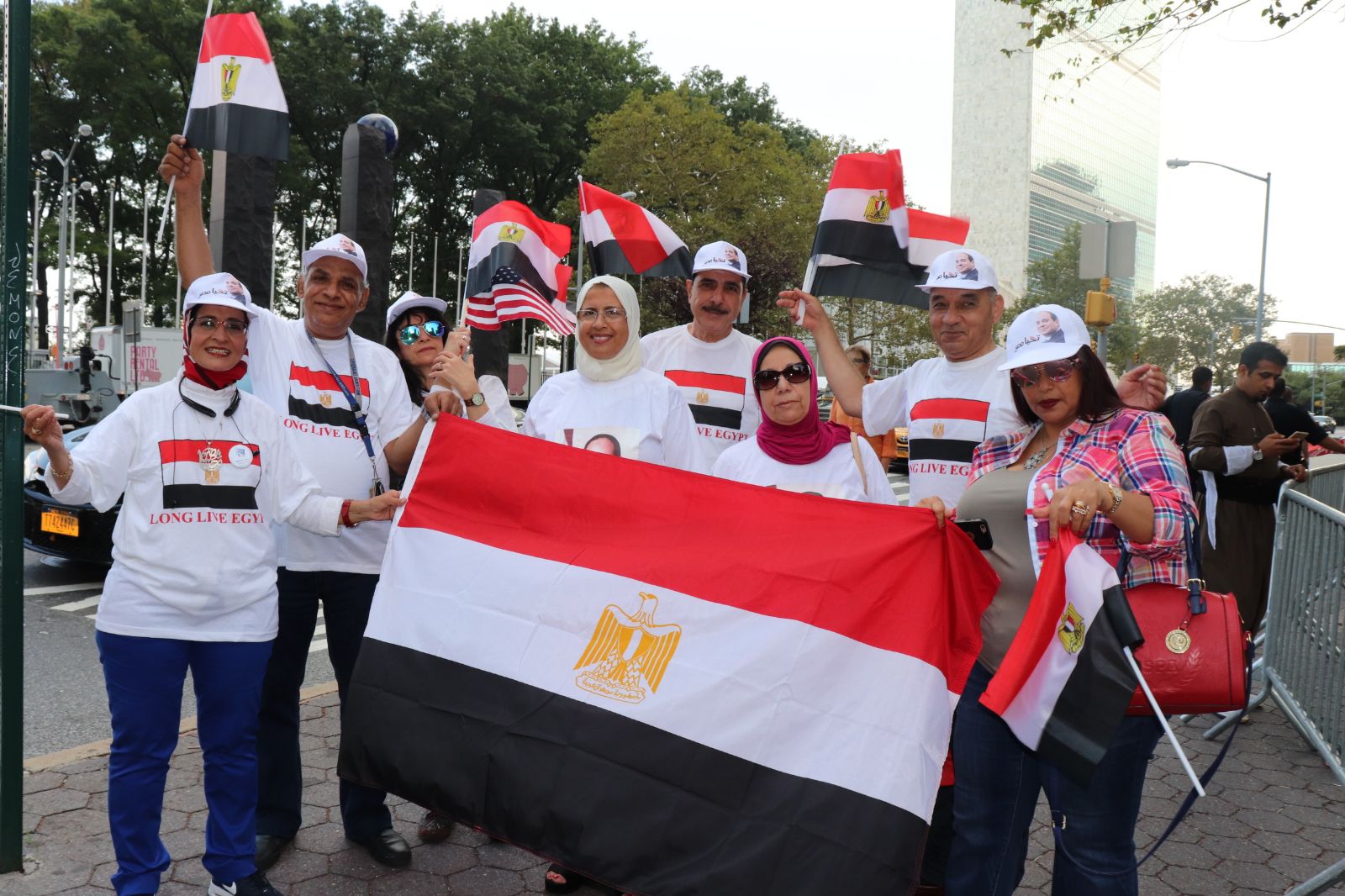 مصريو نيويورك يرفعون علم مصر فى استقبال الرئيس