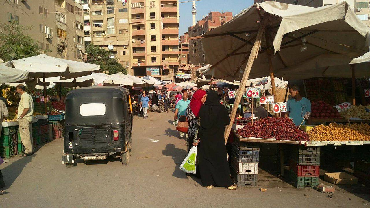 باعة يفترشون السوق