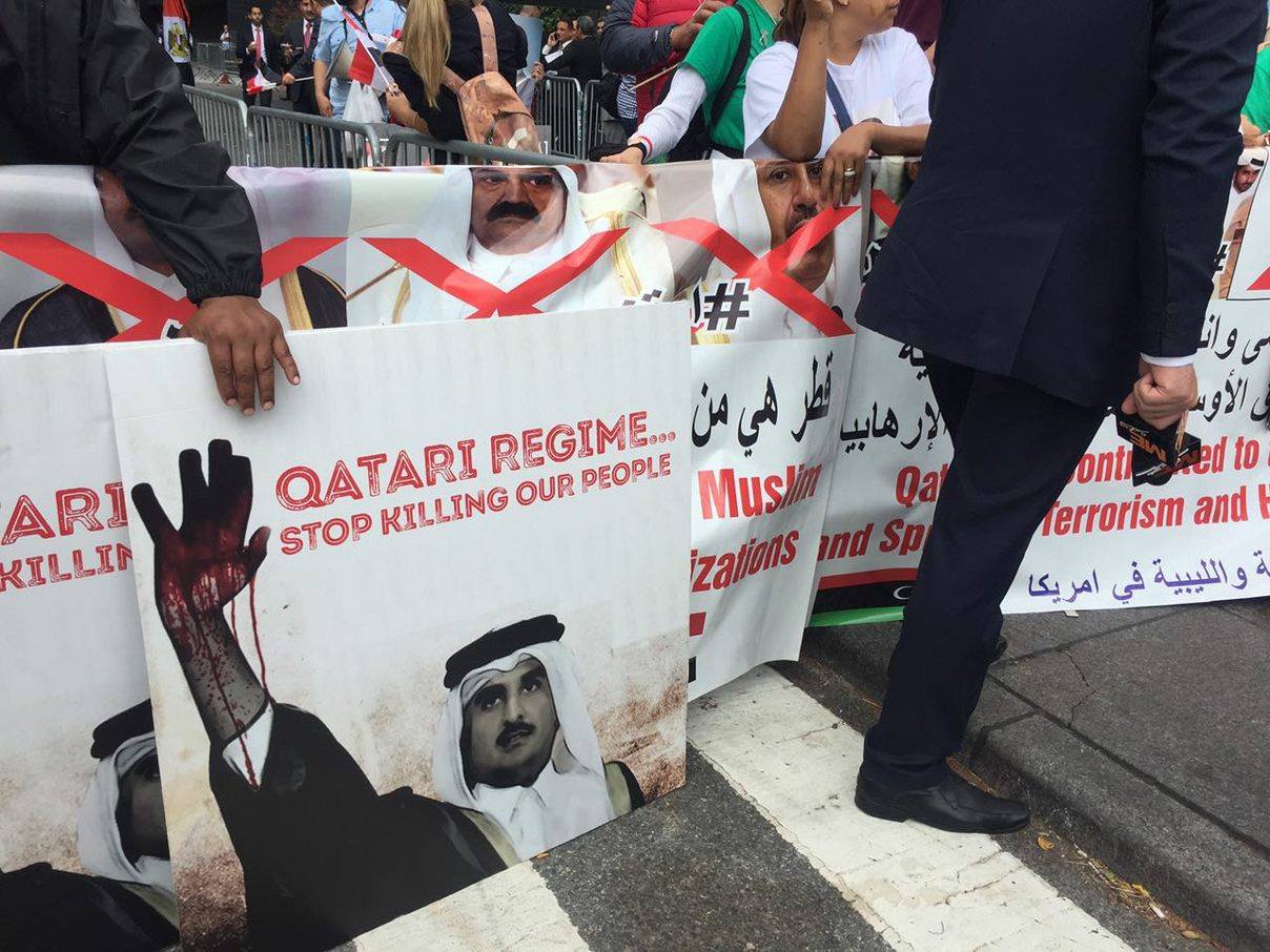 لافتات ضد قطر بنيويورك (9)