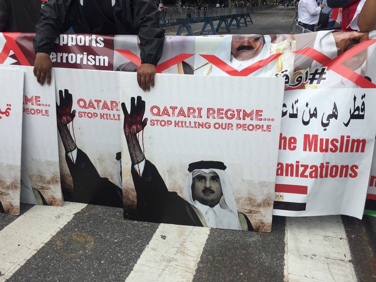 لافتات ضد قطر بنيويورك (11)