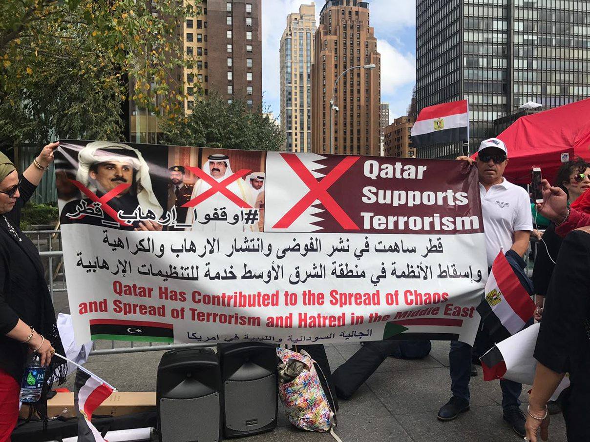 لافتات ضد قطر بنيويورك (5)