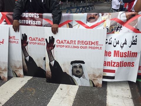 لافتات ضد قطر بنيويورك (1)