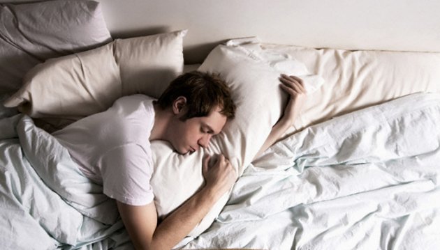 عادات خاطئة أثناء النوم (3)