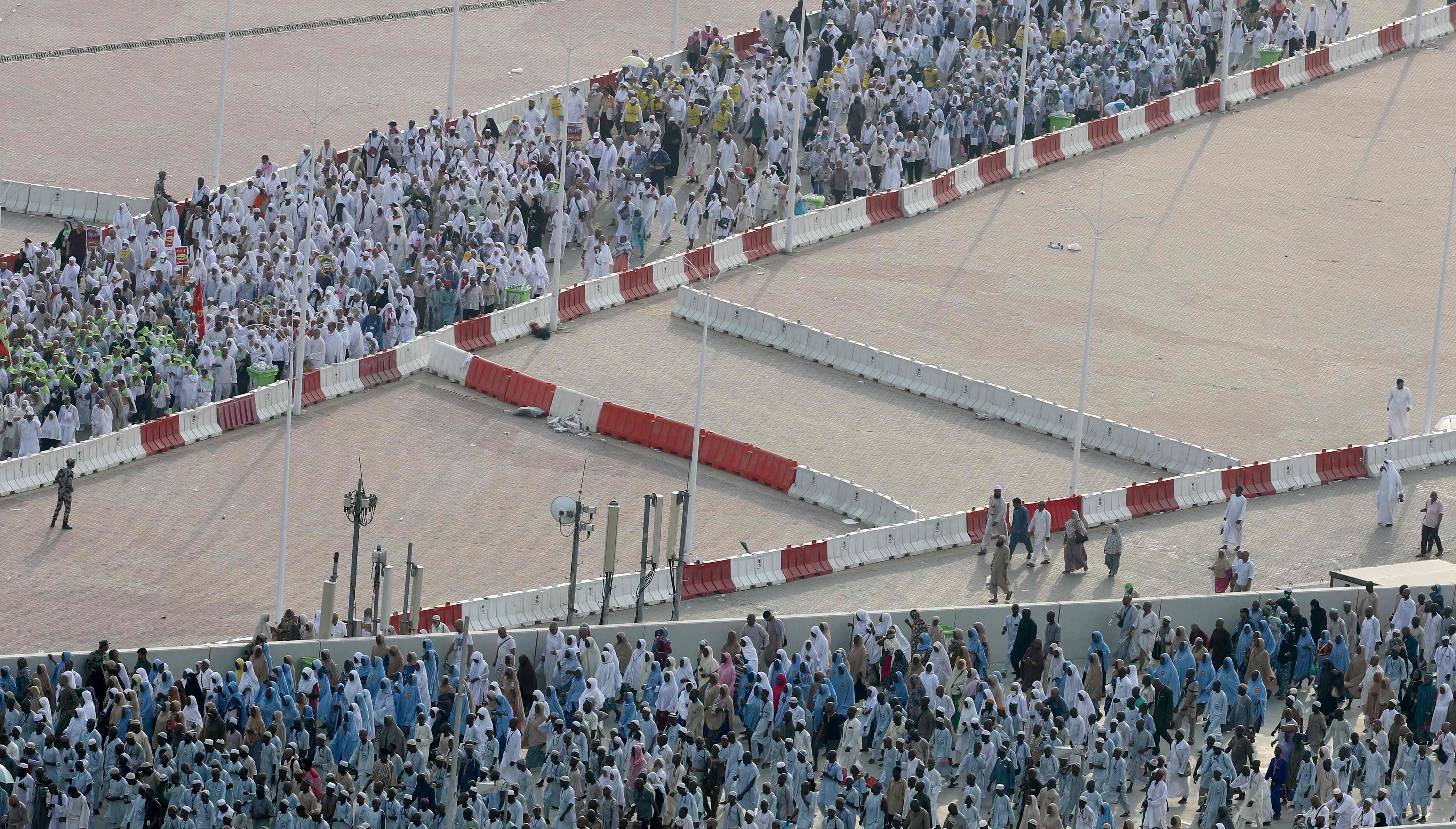 جانب من تواجد الحجاج أمام رمى الجمرات