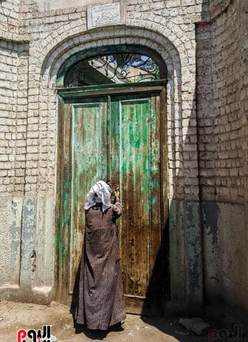 شخص يغلق باب المقابر بعد الزيارة