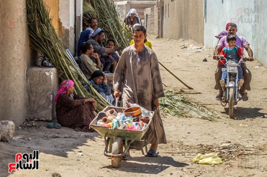 أحد باعة لعب الأطفال بالمقابر