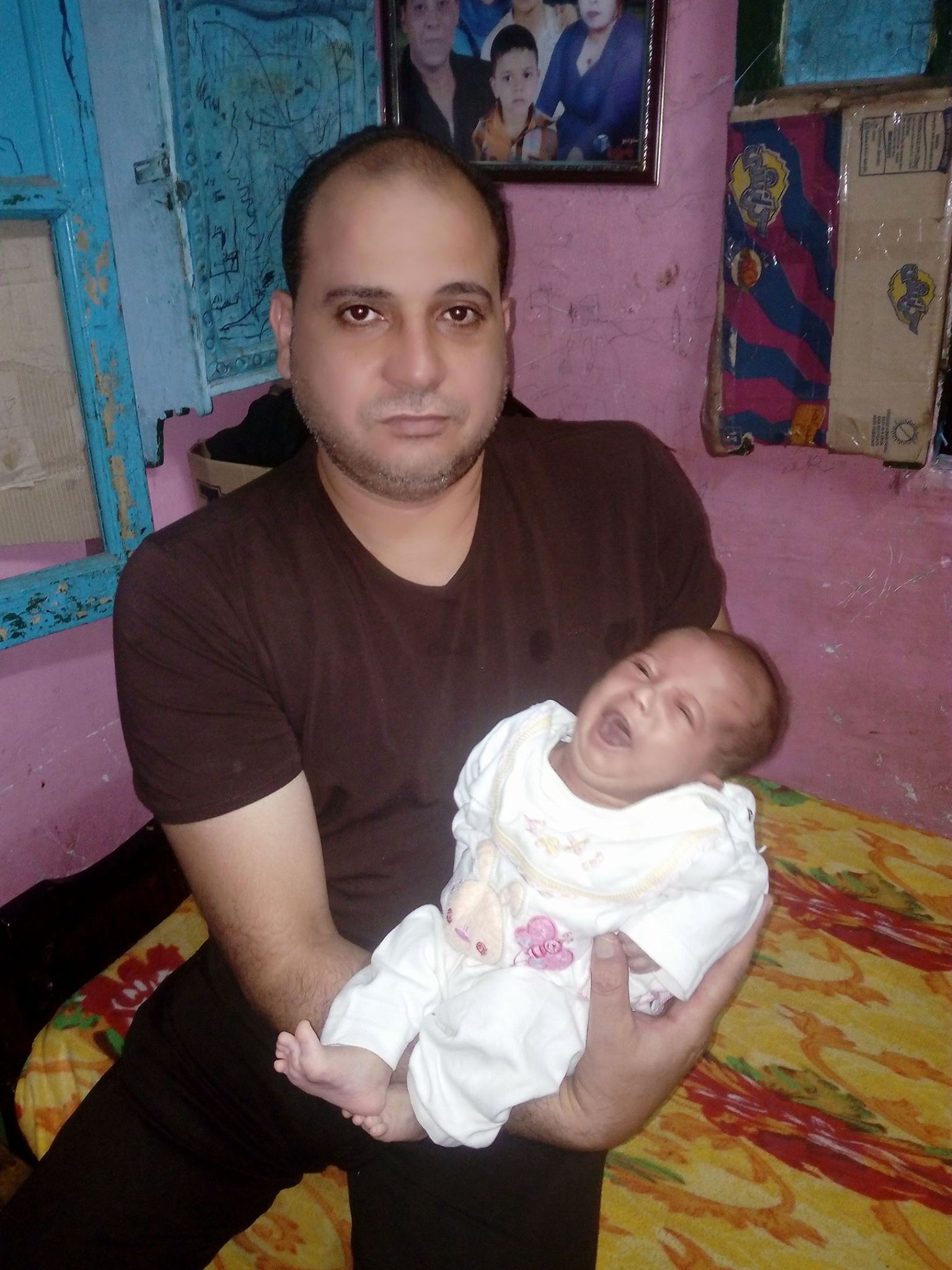   وحيد الغريب يحمل الطفل ويدشن حملة لمساعدته