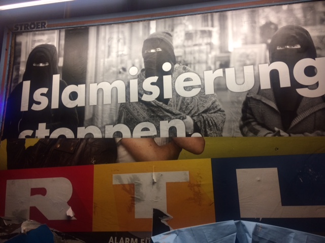 إحدى دعايا حزب البديل لأجل ألمانيا المناهضة للمسلمين فى حى وسط برلين