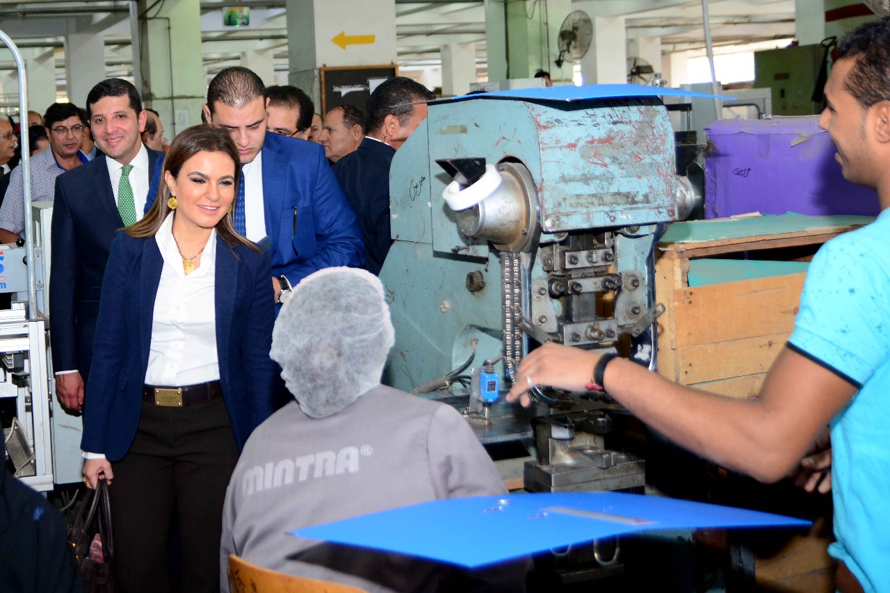 وزيرة الاستثمار تتفقد المصنع وزيرة الاستثمار تتفقد المصنع