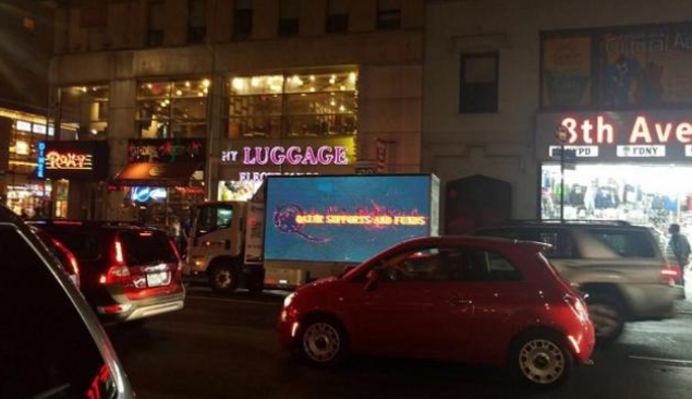 سيارات بشوارع نيويورك تندد بدعم قطر للإرهاب