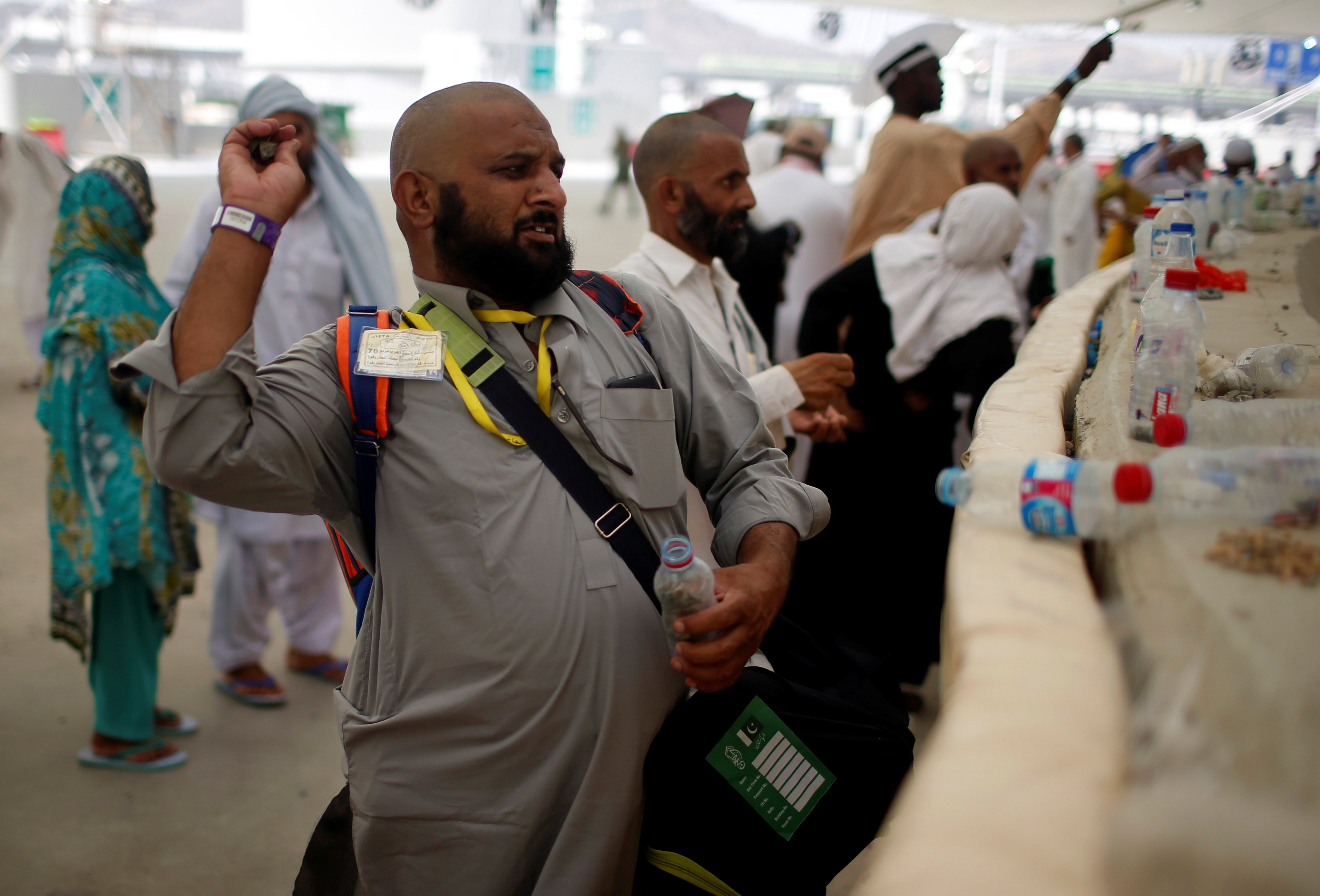 حاج يقوم برمى الجمرات