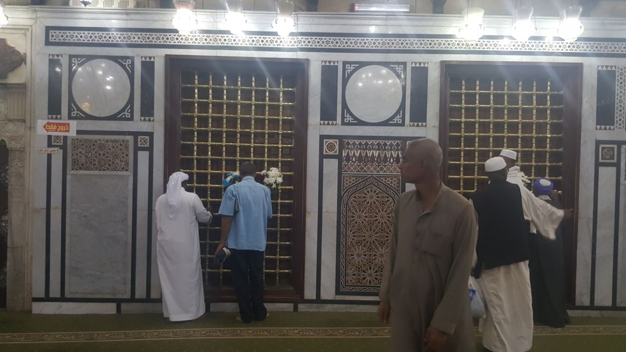 إغلاق مسجد وضريح الحسين (5)