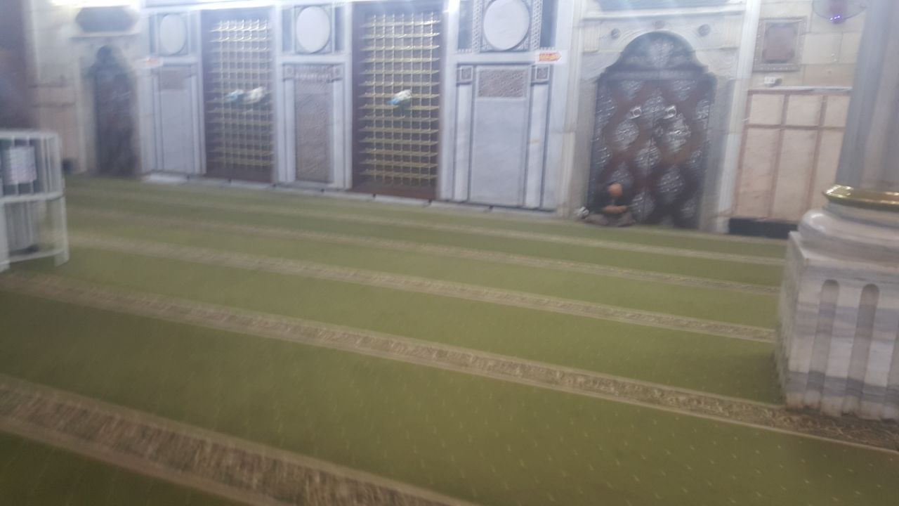 إغلاق مسجد وضريح الحسين (6)