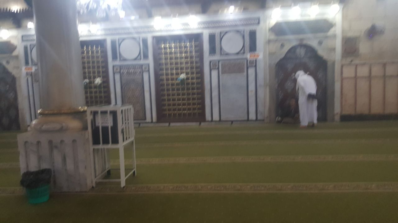 إغلاق مسجد وضريح الحسين (7)