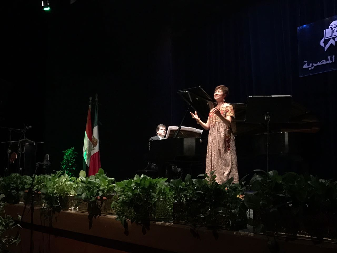 الفنانة المكسيكية فى أثناء الغناء