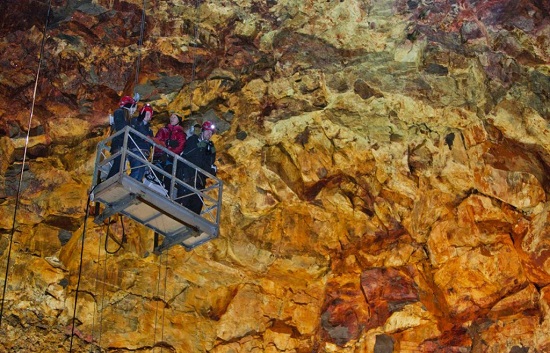 سياح يزورون بركان ثرينوكاجيجور الخامل