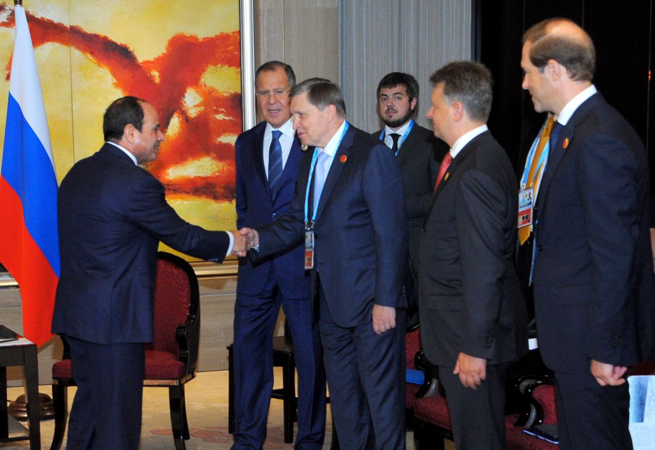 الرئيس السيسى يصافح أعضاء الوفد الروسى