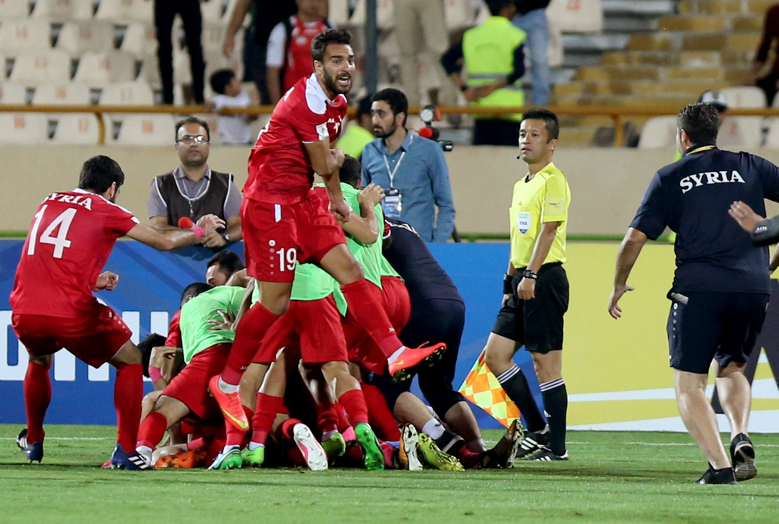 فرحة لاعبى سوريا بالهدف القاتل فرحة لاعبى سوريا بالهدف القاتل