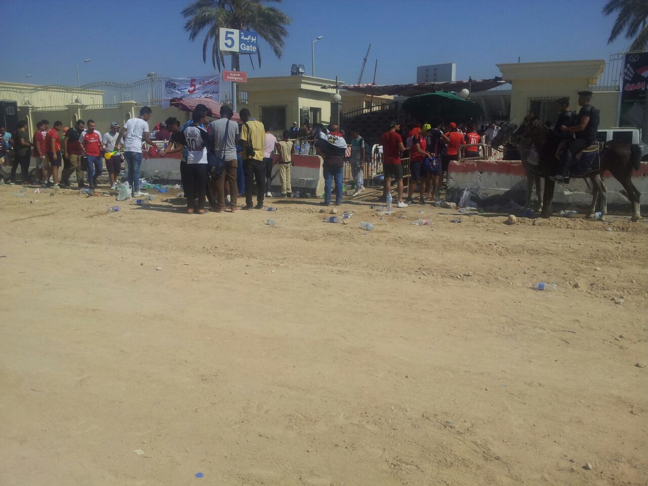 الامن يمنع زجاجات المياه