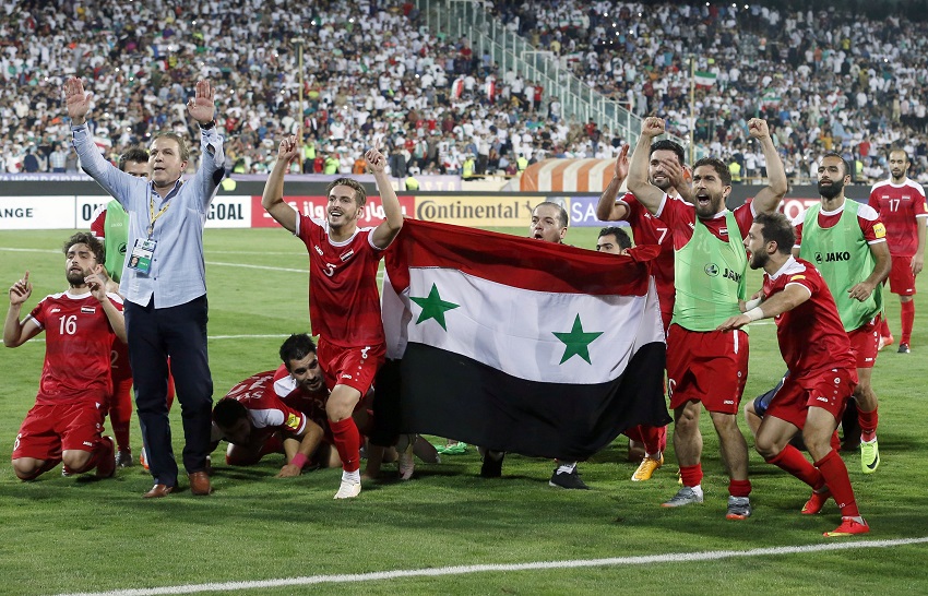 لاعبو سوريا يحملون علم البلاد احتفالاً بالتأهل للملحق لاعبو سوريا يحملون علم البلاد احتفالاً بالتأهل للملحق