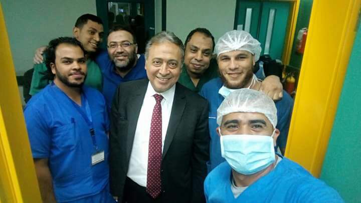 اطباء وممرضو مستشفى الشيخ زايد يلتقطون صورة مع وزير الصحة خلال زيارته للنمنم
