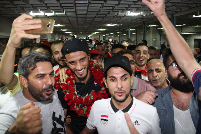 عمر السومة نجم منتخب سوريا مع الجماهير عمر السومة نجم منتخب سوريا مع الجماهير