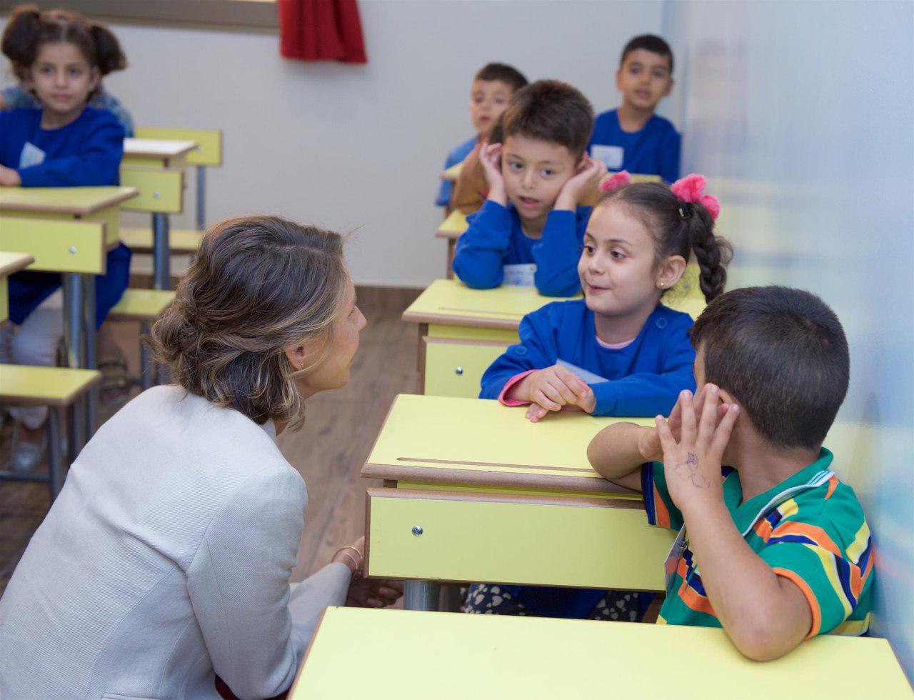 أسماء الأسد تتحدث لطفلة أسماء الأسد تتحدث لطفلة