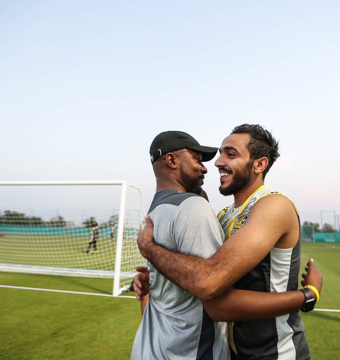 كهربا يعانق احد مسئولى الاتحاد كهربا يعانق احد مسئولى الاتحاد