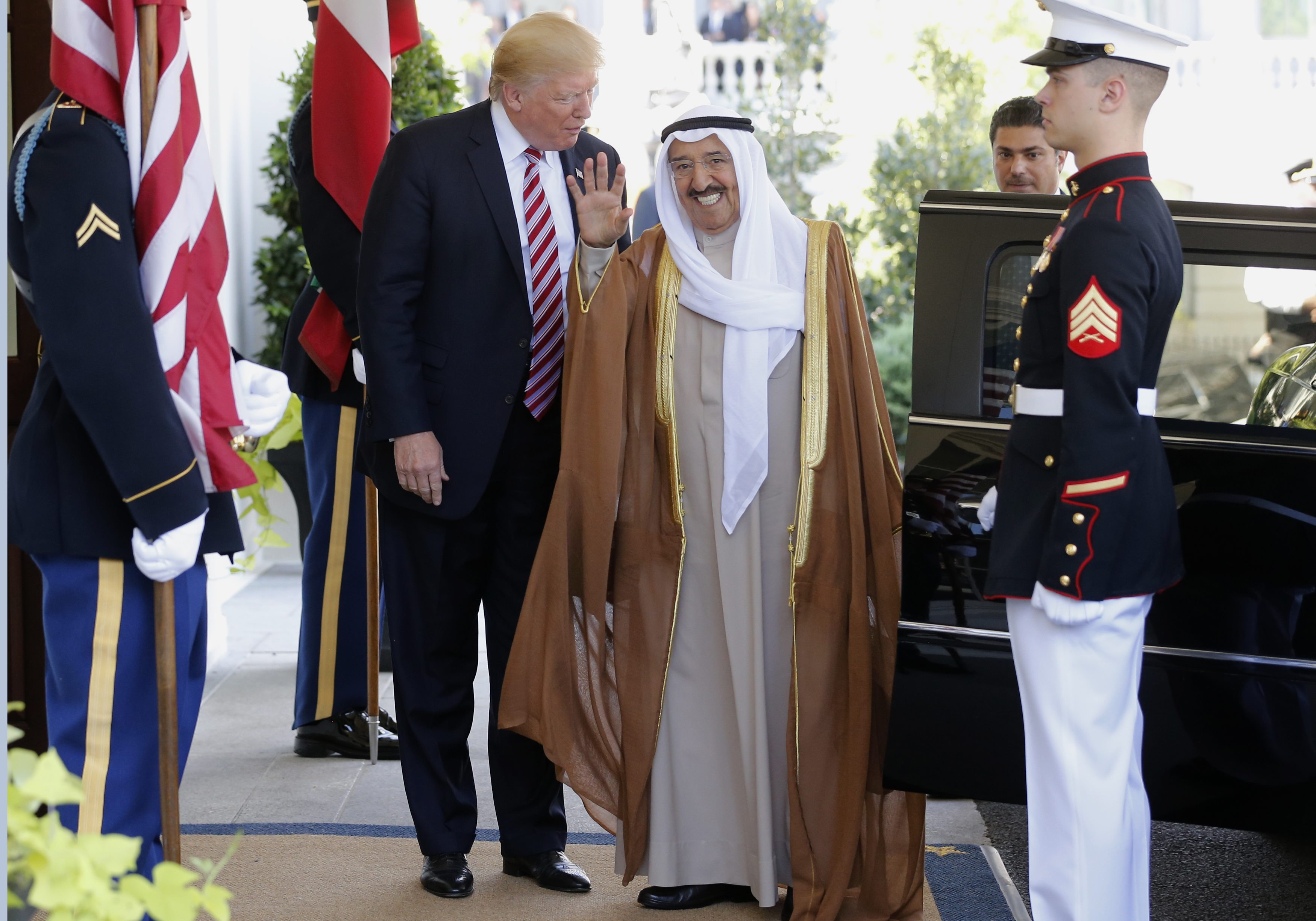 أمير الكويت يشير للحضور