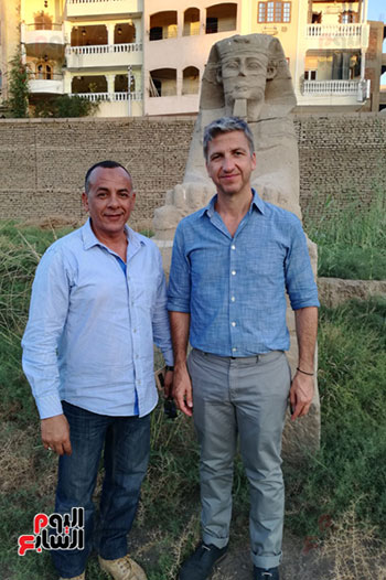   سفير قبرص مع مدير اثار الاقصر خلال تواجده بالمحافظة