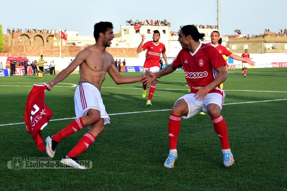عمرو مرعى مع لاعبى النجم الساحلى