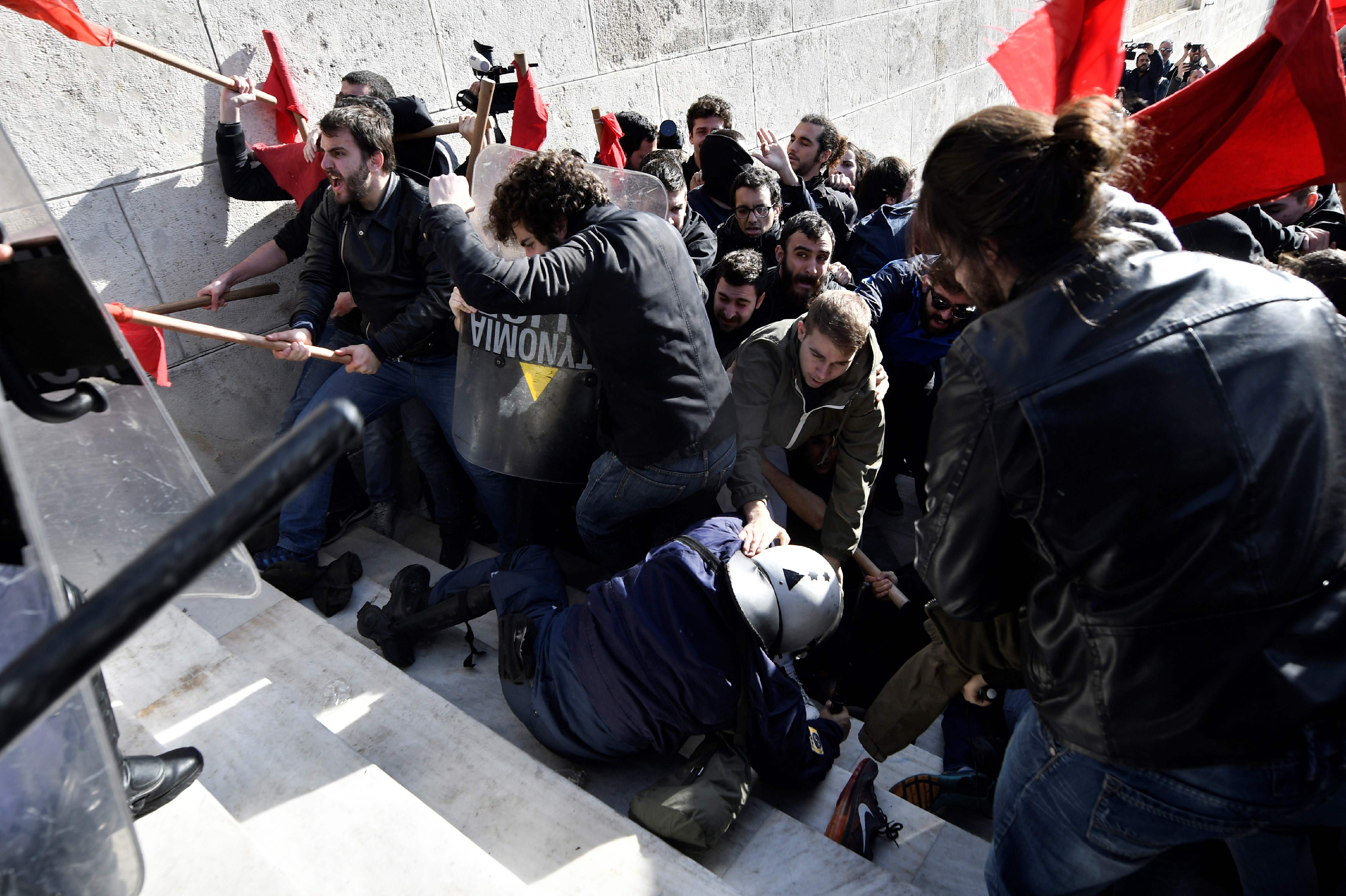 اشتباكات عنيفة فى اليونان أثناء محاولة محتجون اقتحام مقر البرلمان