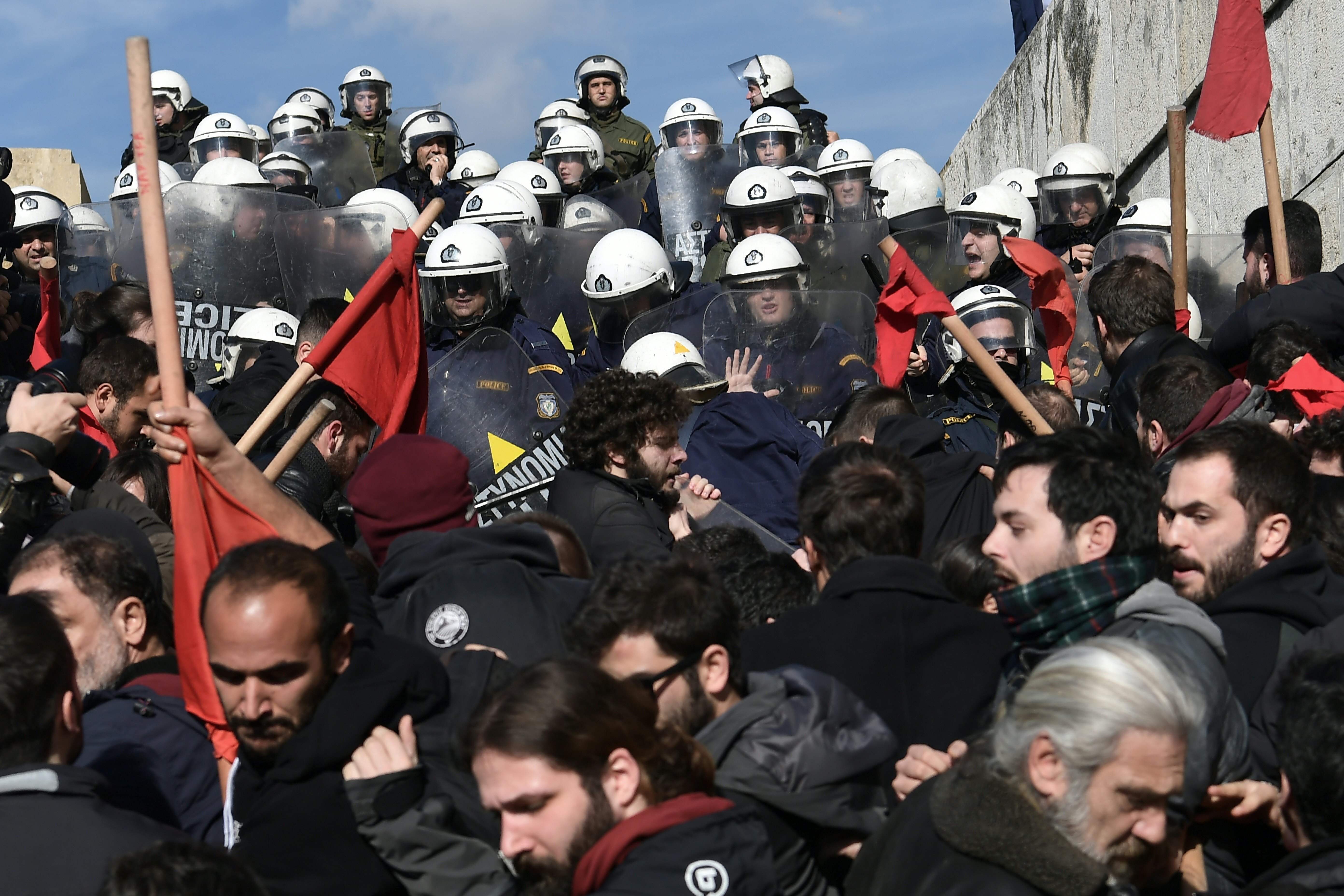 قوات الأمن اليونانية ومتظاهرين