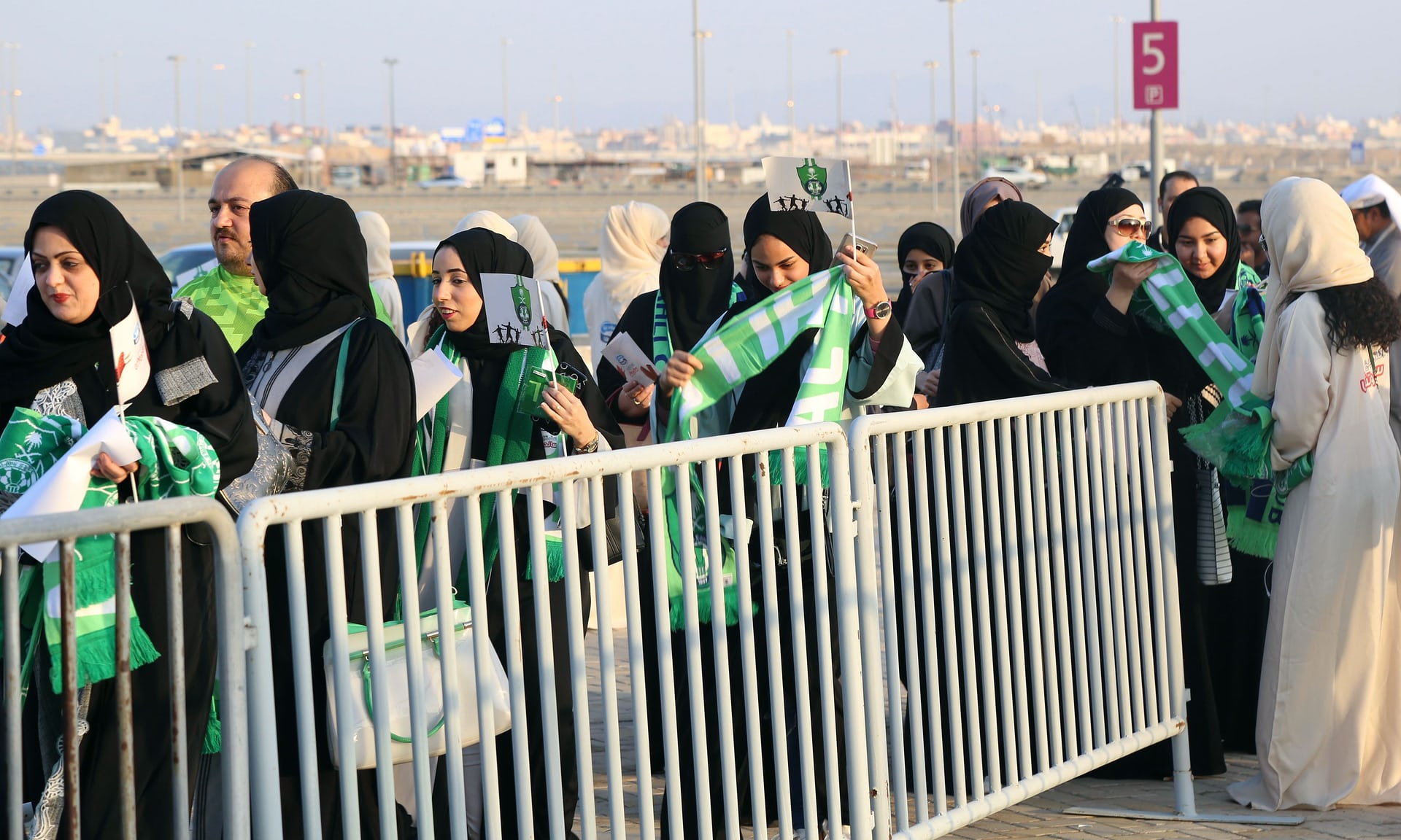 دخول النساء للملاعب السعودية للمرة الأولى