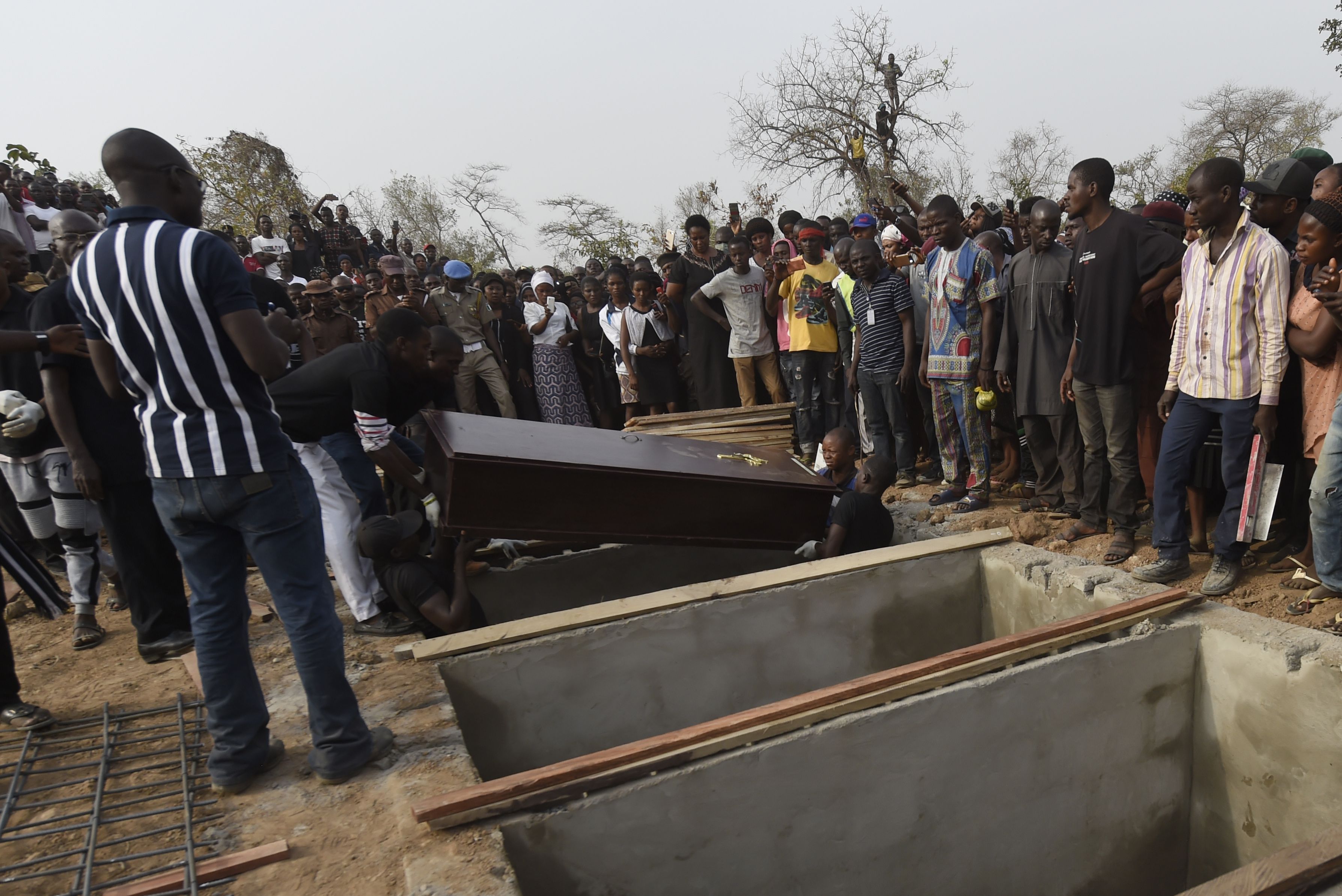 جانب من دفن 73 قتيلا بعد أعمال عنف بين مزارعين ورعاة ماشية بنيجيريا
