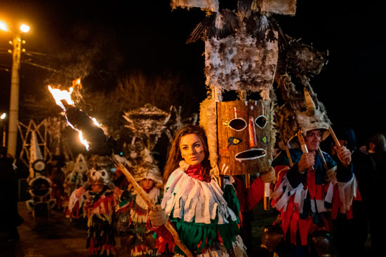 انطلاق مهرجان الأقنعة فى بلغاريا لطرد الأرواح الشريرة انطلاق مهرجان الأقنعة فى بلغاريا لطرد الأرواح الشريرة