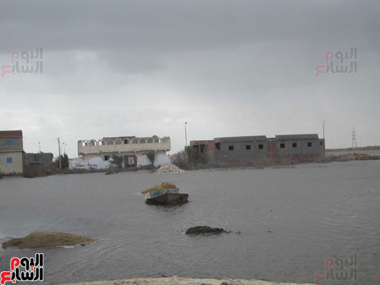  وحدات سكنية تحاصرها مياه الشاطئ