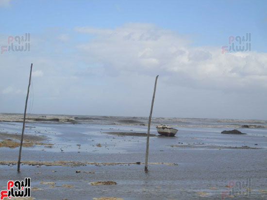  مياه الشاطئ وأرتفاع الامواج تهدد قرية الديبة