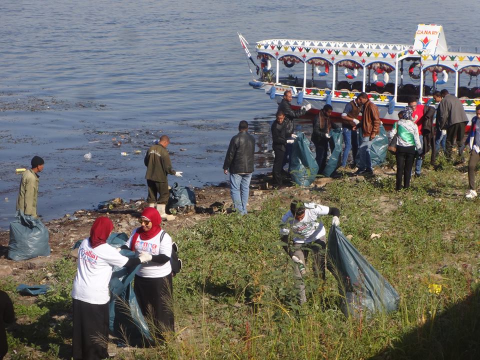 جانب من مبادرة تنظيف نهر النيل بالاقصر