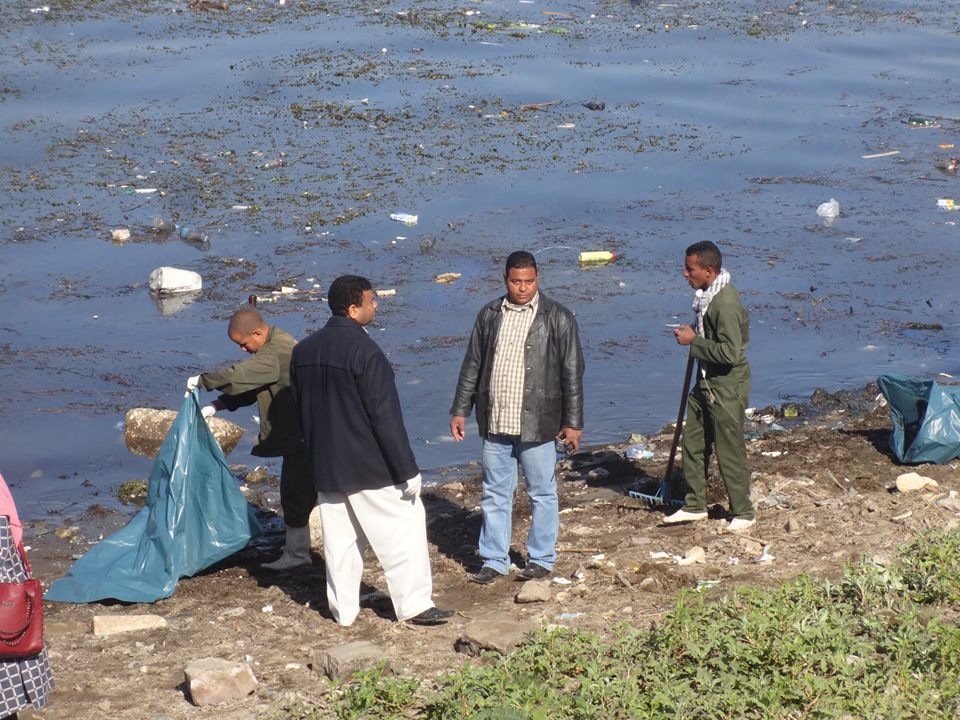 قيادات المبادرة خلال المشاركة فى اعمال تنظيف النيل
