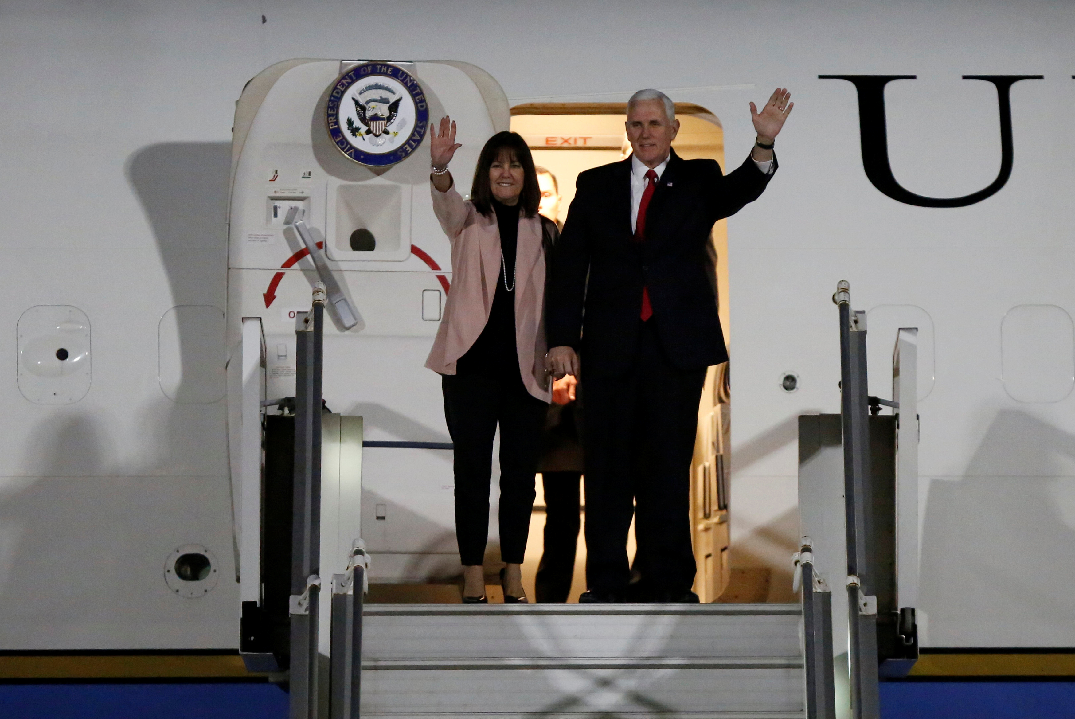 مايك بنس وزوجته