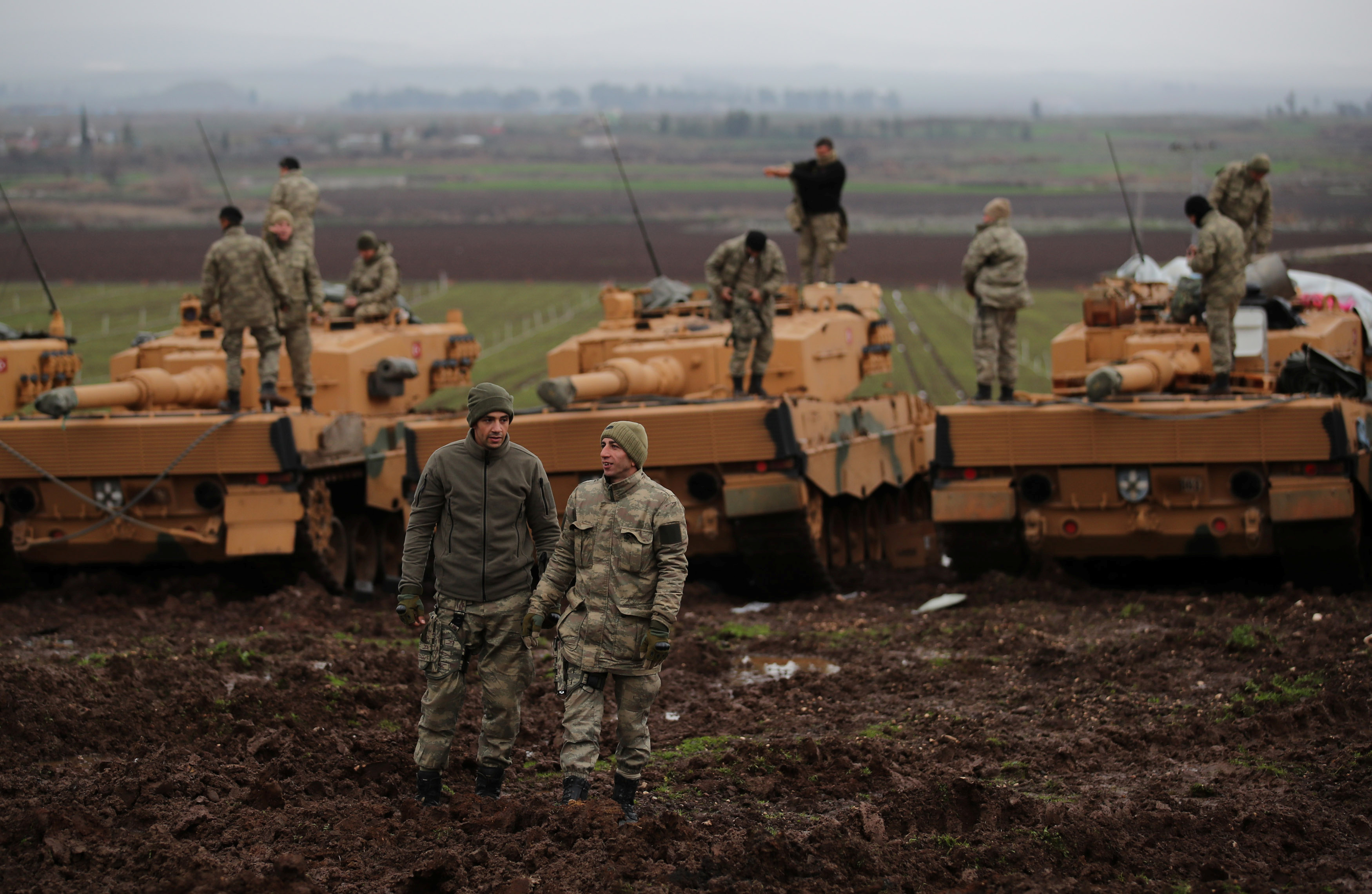 تمركز القوات التركية على الحدود السورية